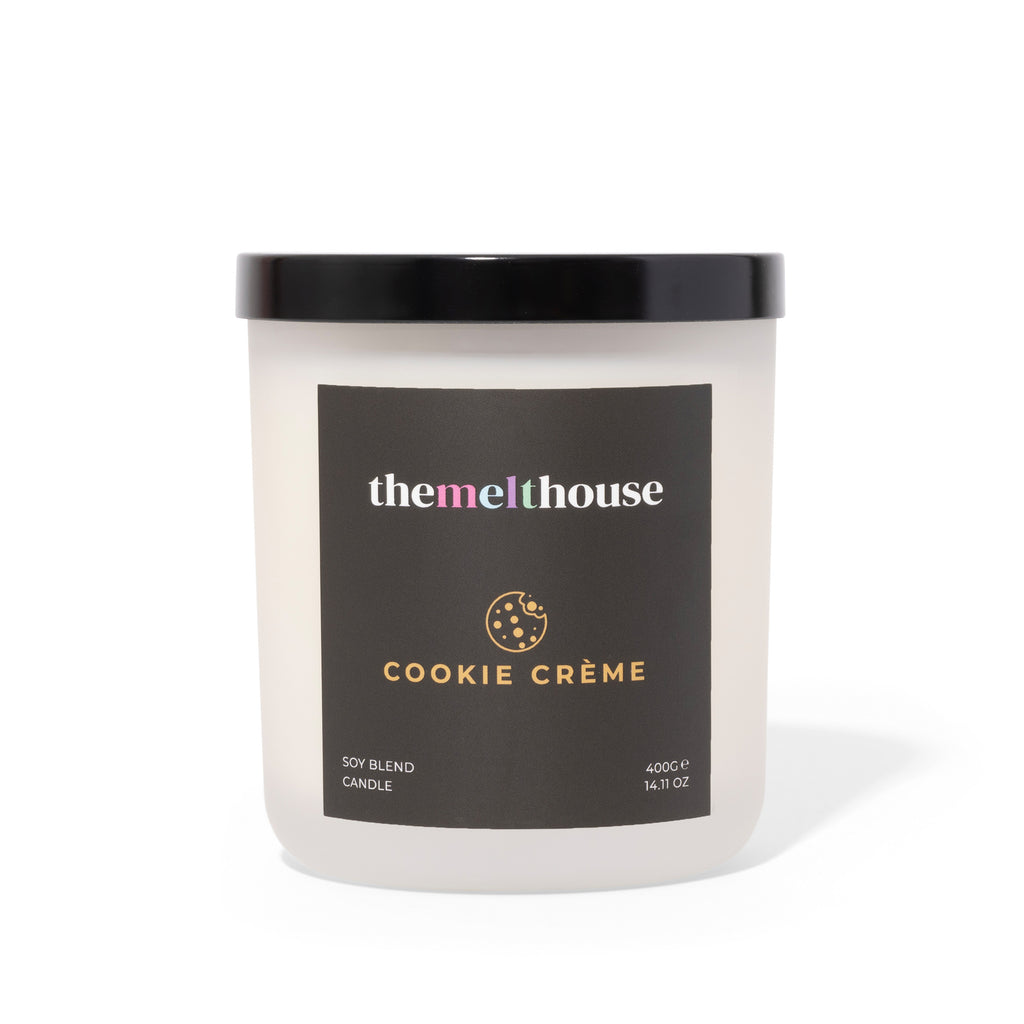 Candle with 'themelthouse' branding and 'Cookie Crème' flavor on a white background